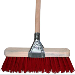 VASSOURA CANTONEIRO 35CM CURVA PEGA METÁLICA COM CABO