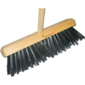 VASSOURA CANTONEIRO 40CM CURVA PEGA METALICA